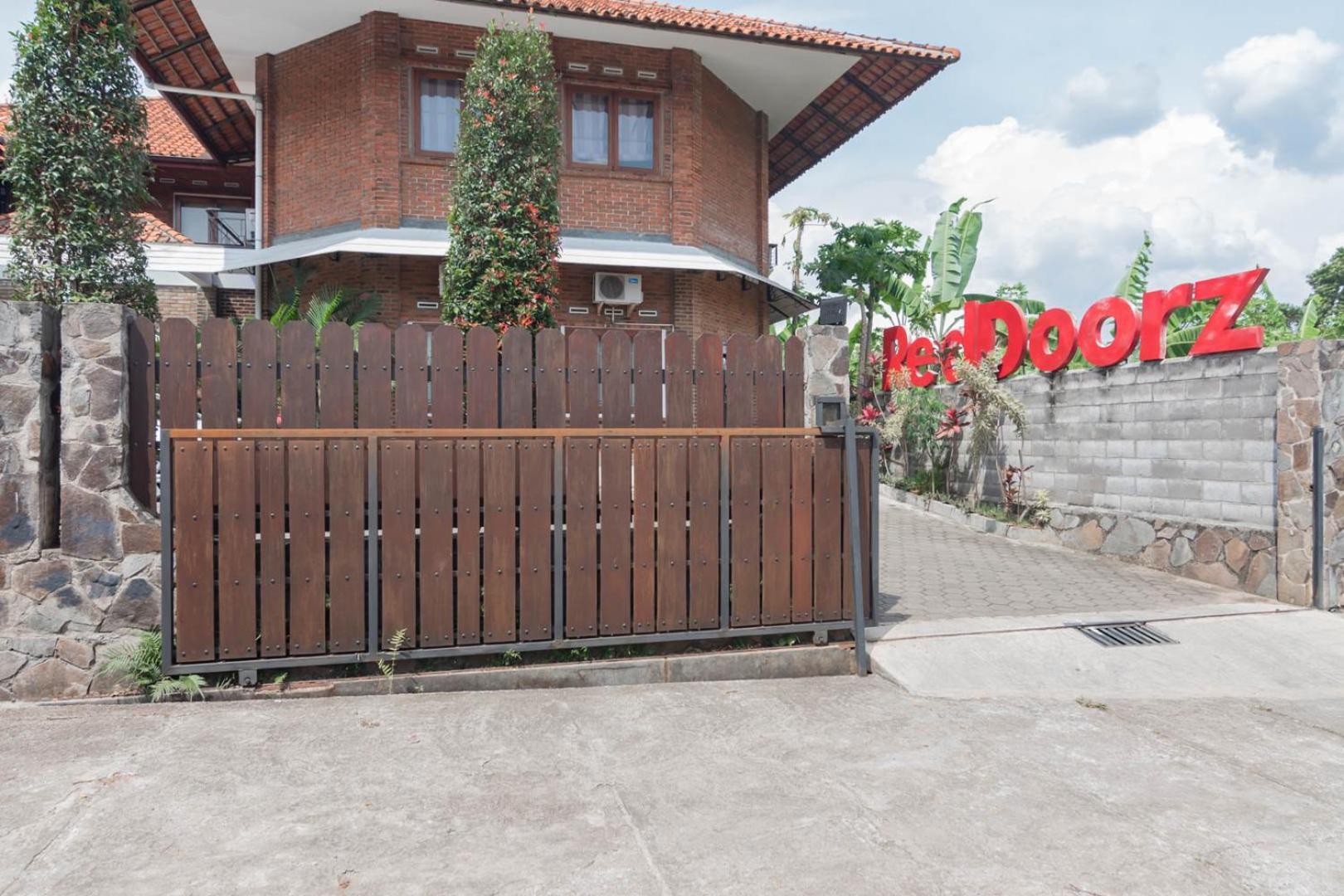 Reddoorz Plus Near Dago Pakar Bandung Exterior photo